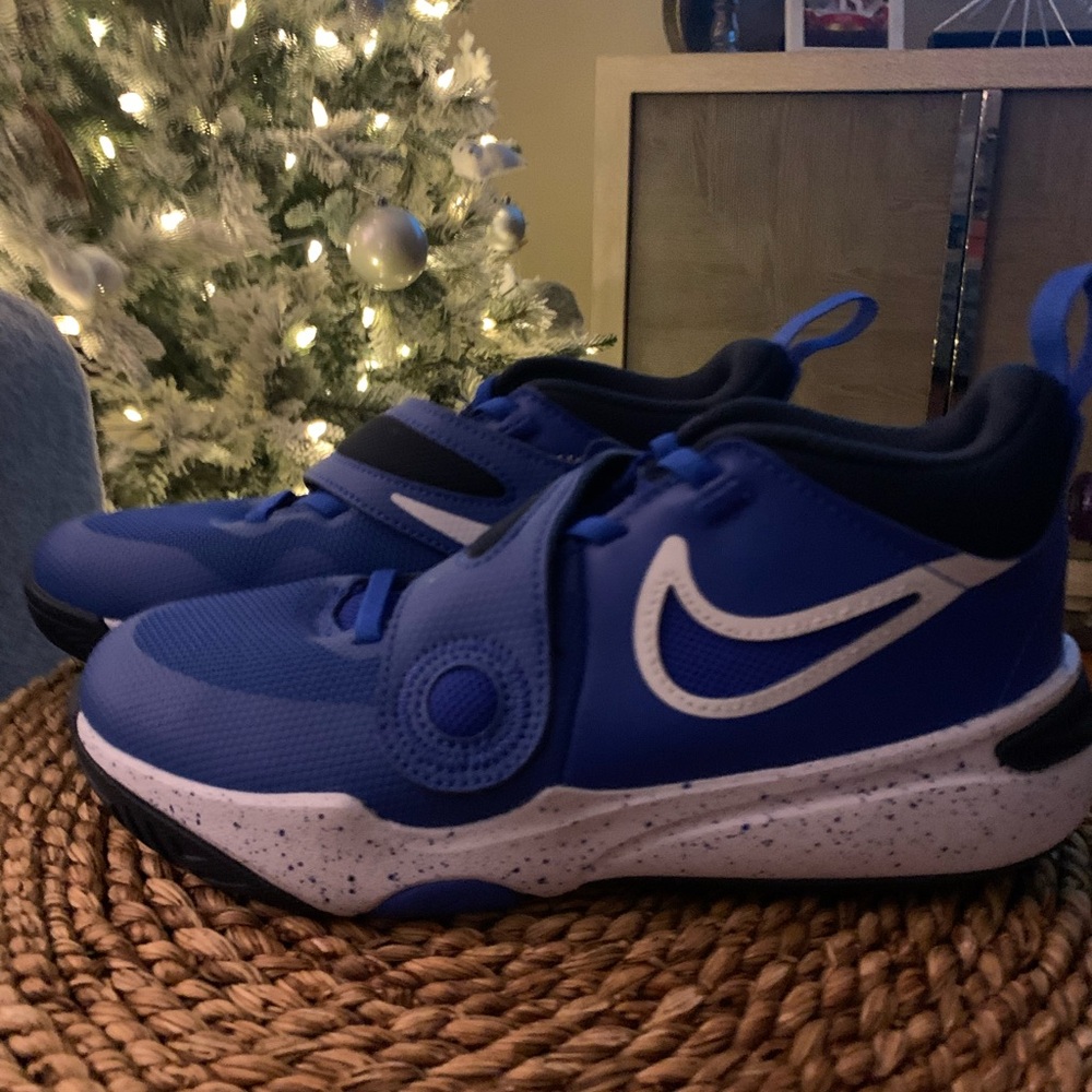 Brand New* Nike Boys sz 3Y sneaks
